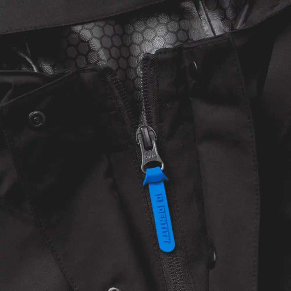 Musta Rain Jacket Performance – lähikuva yksityiskohdista: vetoketju ja kangas – laadukas takki omalla logolla yrityskäyttöön