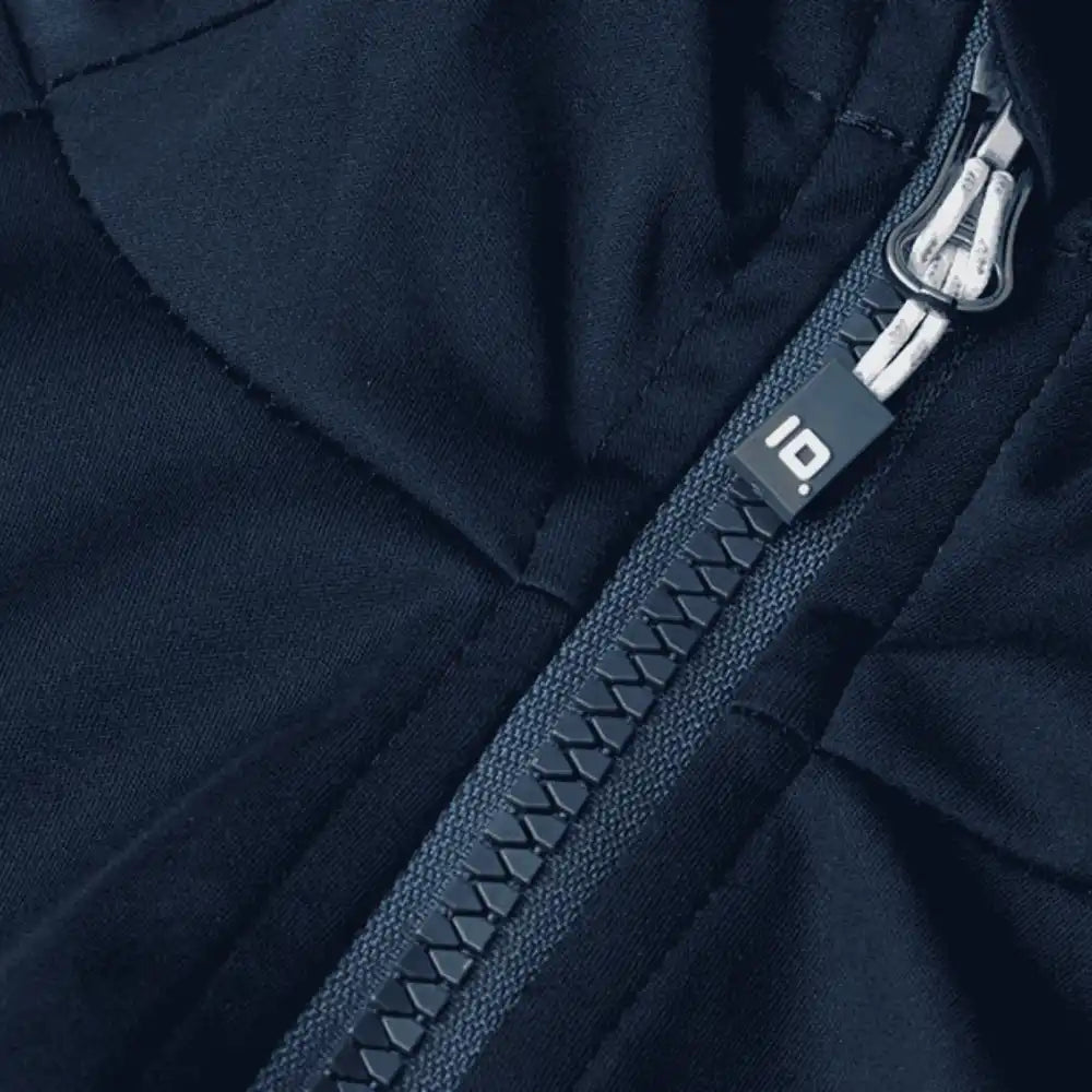 Navy Soft Shell Jacket naisille lähikuva – vetoketju ja ompeleet, Colorstop transfer logo rinnassa