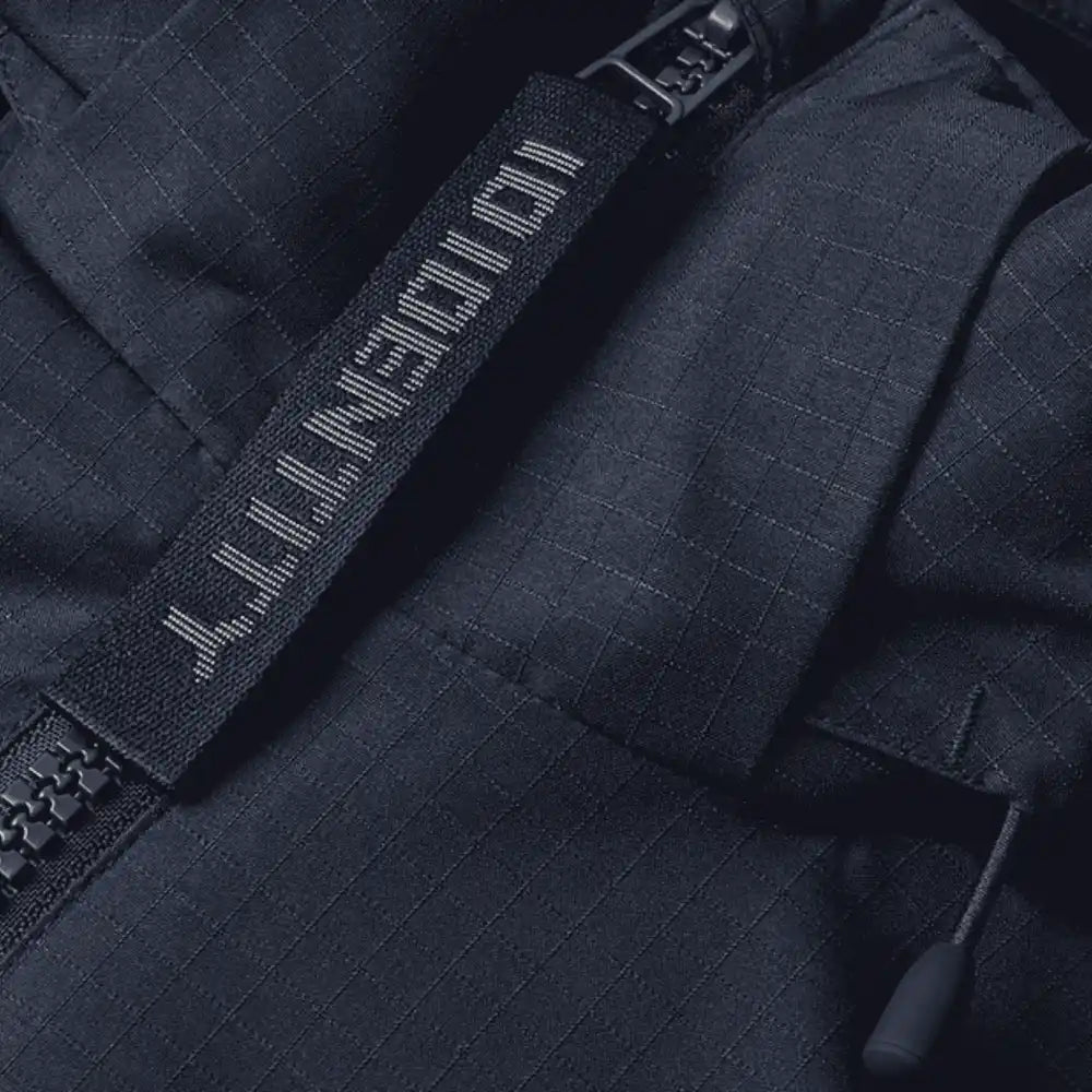 Naisten Hooded Winter Jacket â lĂ€hikuva kankaasta, viimeistelystĂ€ ja YKK-vetoketjusta