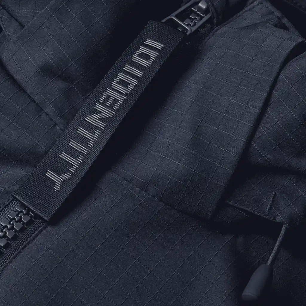 Naisten Hooded Winter Jacket – lähikuva kankaasta, viimeistelystä ja YKK-vetoketjusta