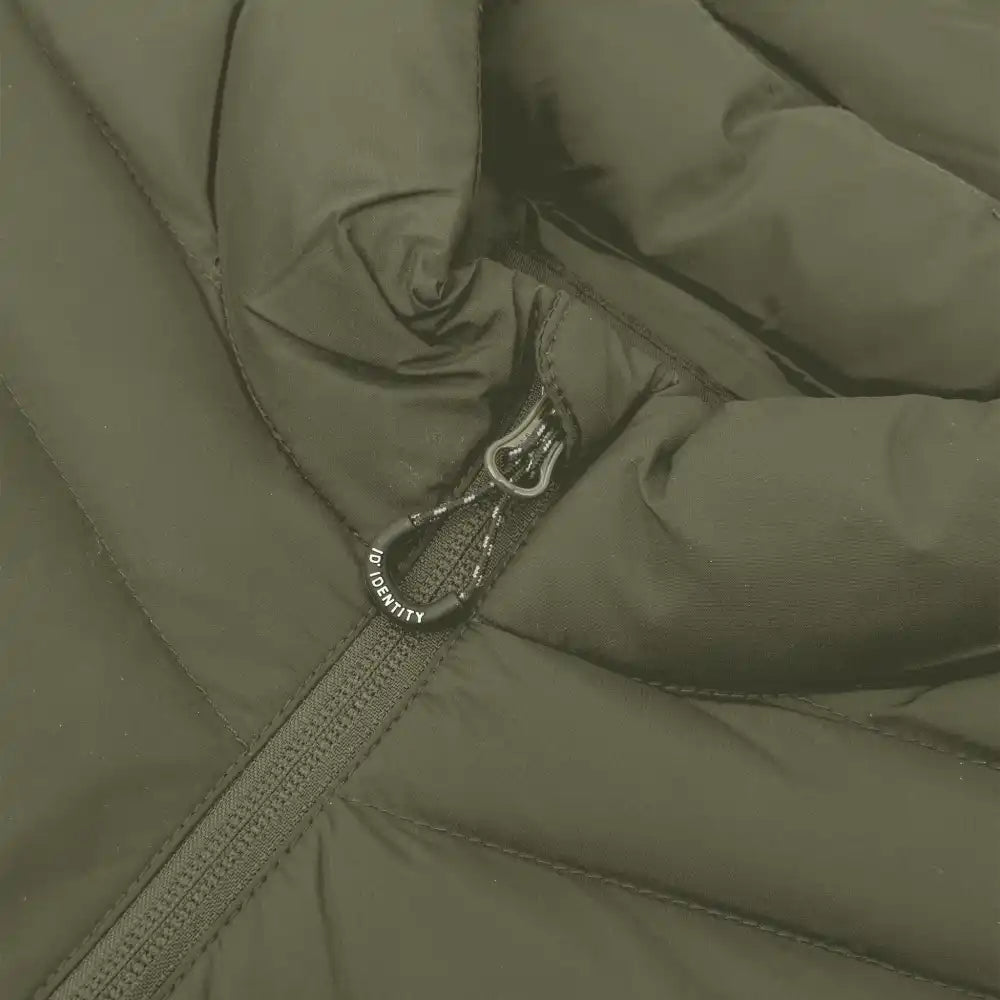 Oliivi Padded Jacket Stretch naisille omalla logolla – lähikuva kauluksesta ja YKK-vetoketjusta (ID® 0897)