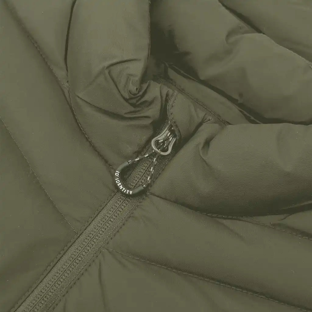 Oliivi Padded Jacket Stretch naisille omalla logolla – lähikuva kauluksesta ja YKK-vetoketjusta (ID® 0897)