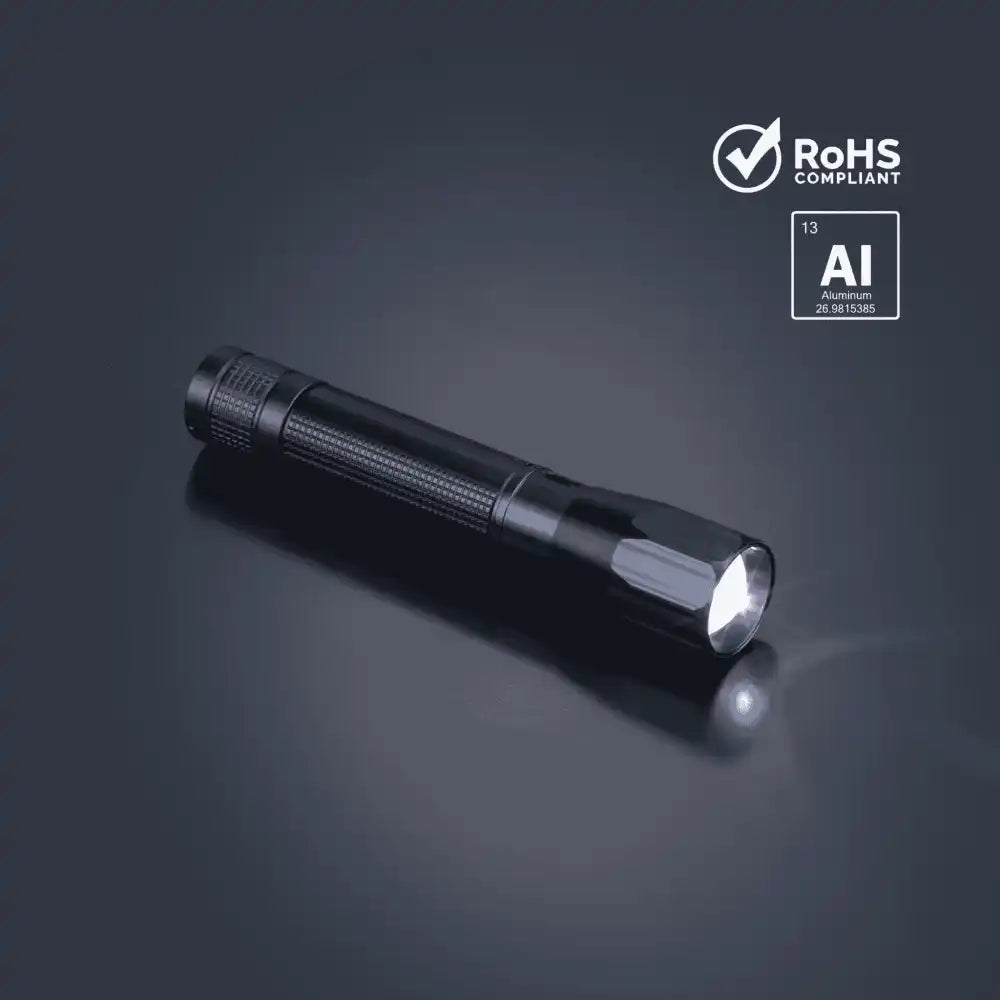 Colorissimo Optima Medium -taskulamppu päällä mustalla pöydällä, näyttää valokeilan tehokkuuden