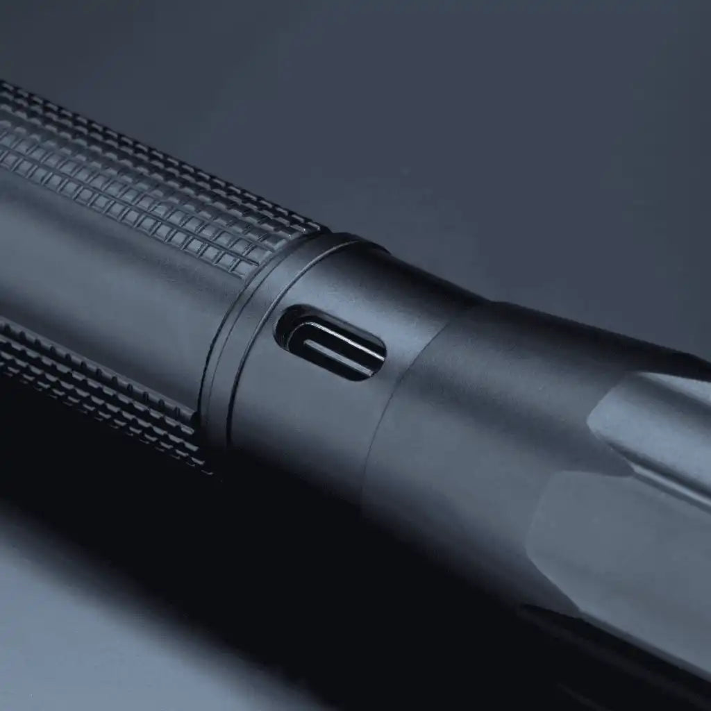 Colorissimo Optima Medium -taskulampun sisäänrakennettu latausportti akun lataamista varten