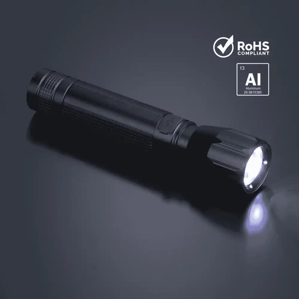 Colorissimo Optima Large -taskulamppu päällä näyttäen tehokkaan valokeilansa – vaikuttava yrityslahja