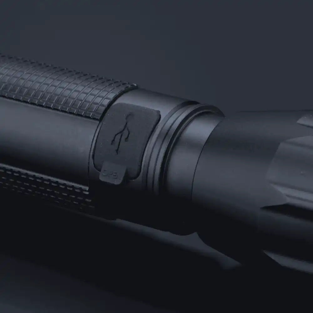 Optima Large -taskulampun latausportti suljettuna säänkestävällä kumitiivisteellä (IP64)