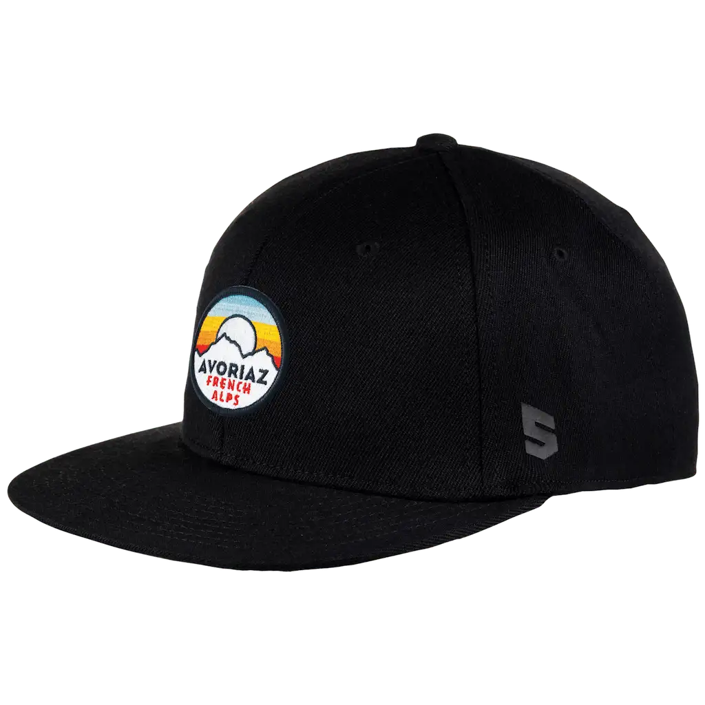 Sabbot Flex fitted lippalakki logolla – brodeerattu kangasmerkki ommeltuna, ryhdikäs premium-badge