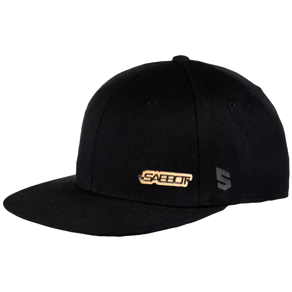 Sabbot Flex fitted suoralippainen lippalakki logolla – metallilogo ommeltuna kiinni, viimeistelty edustusilme