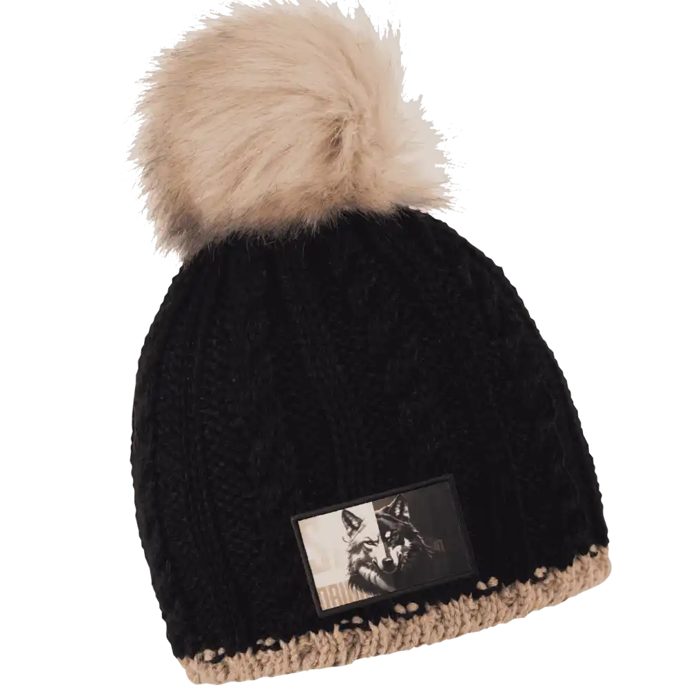 Braid Knit Naisten Tupsupipo omalla logolla (coFEE 3060) - Musta logo tehty näyttävällä painetulla kangasmerkillä.