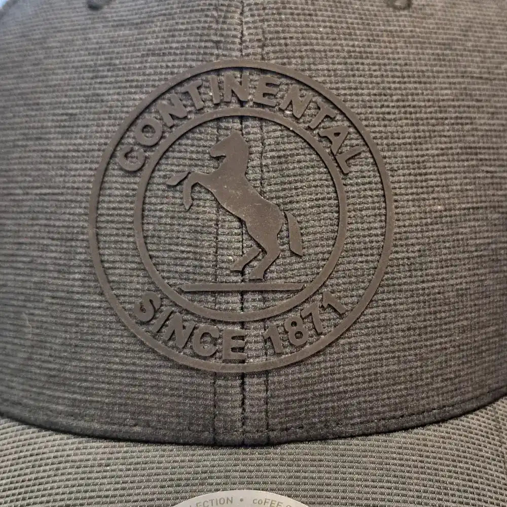 Lähi kuvassa Rubber badge logo malli. Retro snapback omalla logolla suunnittelun avuksi.