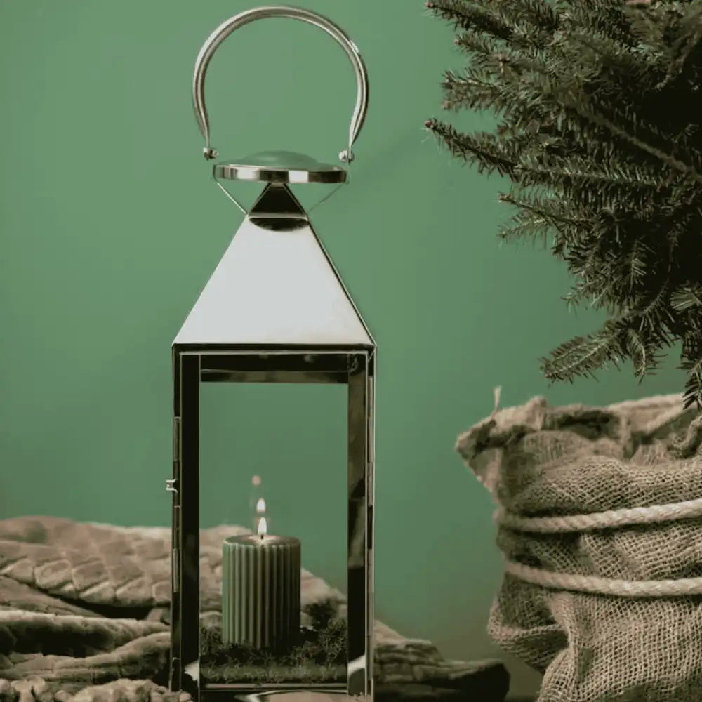 Lord Nelson Tallilyhty luomassa lämmintä tunnelmaa palavan kynttilän kanssa – täydellinen joululahja