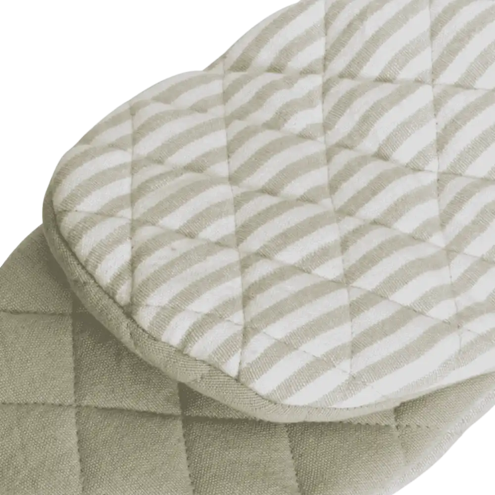 Lähikuva vihreän Lord Nelson Victory patakintaan muotoon ommellusta peukalosta ja pellavasekoitekankaasta