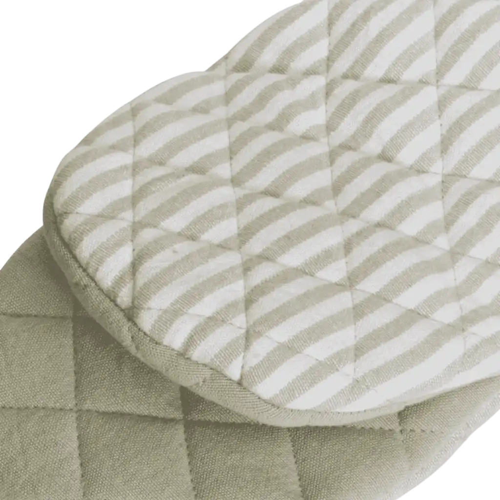 Lähikuva vihreän Lord Nelson Victory patakintaan muotoon ommellusta peukalosta ja pellavasekoitekankaasta