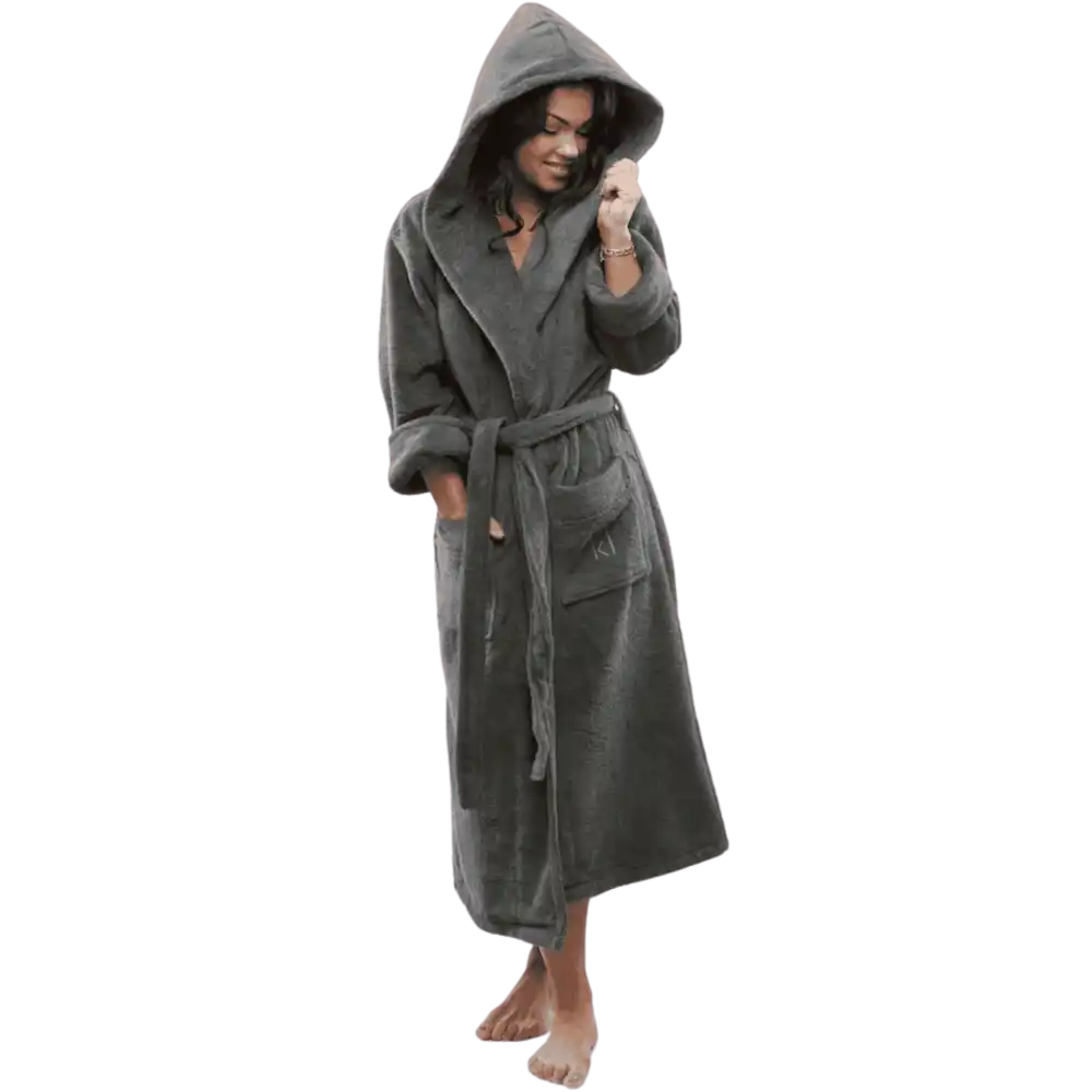 Nainen yllään tummanharmaa Kosta Linnewäfveri froteekylpytakki – mukava liikelahja