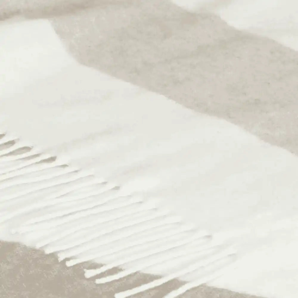 Lähikuva Kosta Linnewäfveri Santa Clara -viltin pehmeästä kashmir-merinovillakankaasta