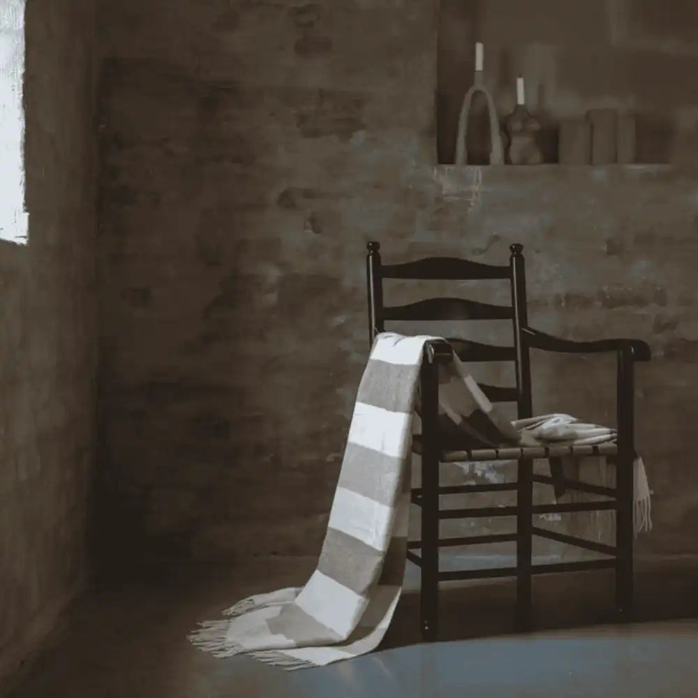 Kosta Linnewäfveri Santa Clara -torkkupeitto rennosti tuolin käsinojalla – tyylikäs joululahja kotiin