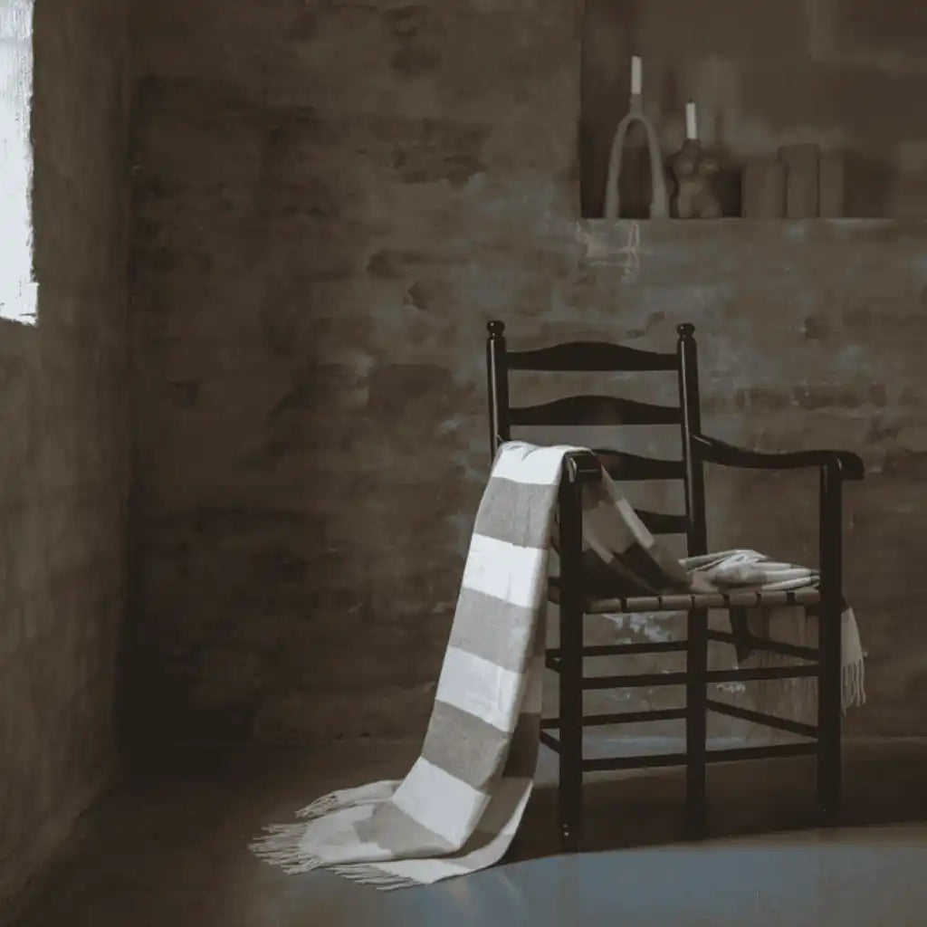 Kosta Linnewäfveri Santa Clara -torkkupeitto rennosti tuolin käsinojalla – tyylikäs joululahja kotiin