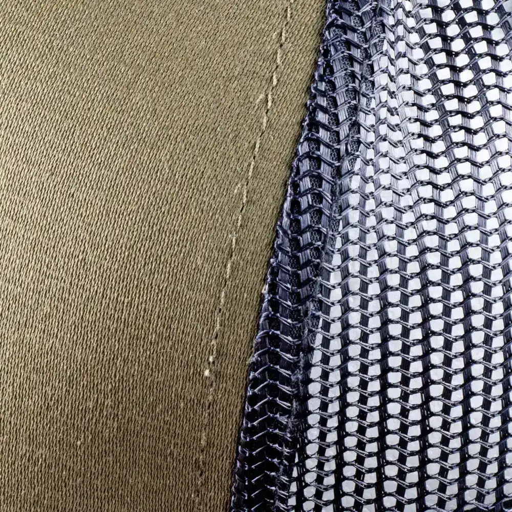 5 panel lippis omalla logolla. Lähi kuva materiaaleista missä vaihtuu mesh verkkoon