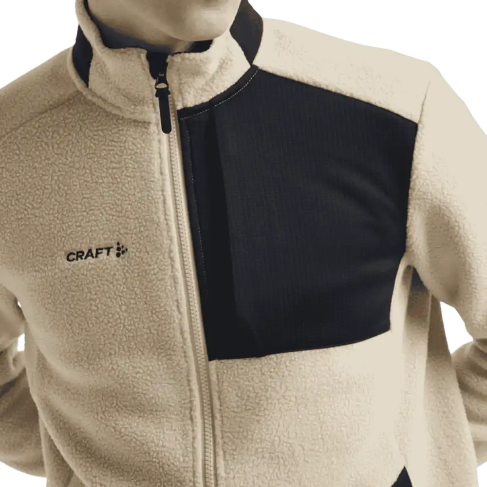 Craft ADV Explore Pile Fleece Jacket M – lähikuva vasemmasta rintataskusta ja logon merkkauspaikasta