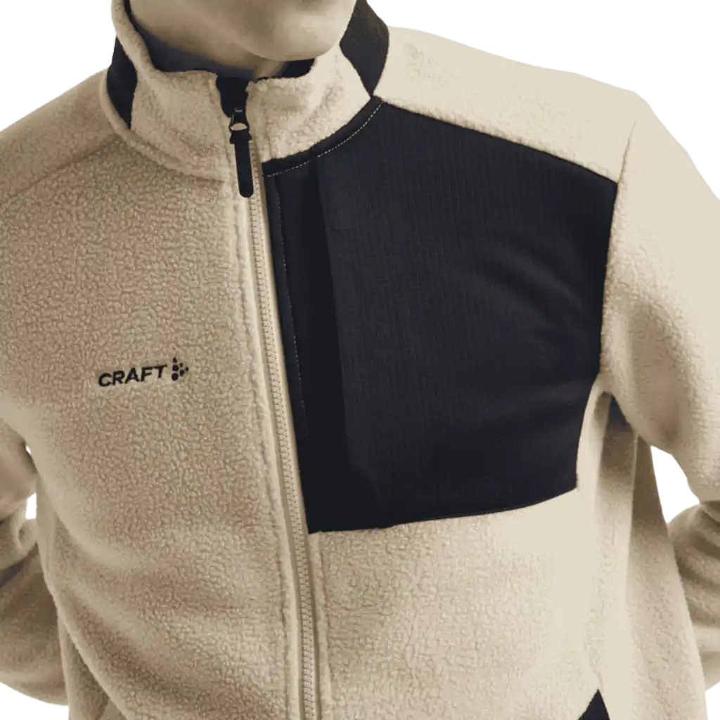 Craft ADV Explore Pile Fleece Jacket M – lähikuva vasemmasta rintataskusta ja logon merkkauspaikasta