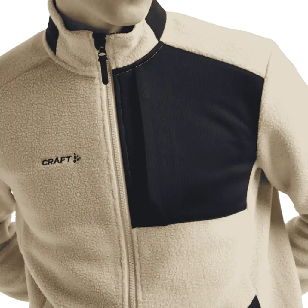 Craft ADV Explore Pile Fleece Jacket M, sileä musta rintatasku ja teddyfleece lähikuvassa