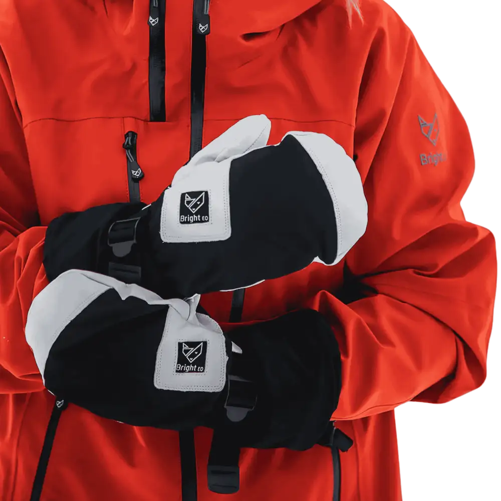 Valko-mustat Bright Glove No:2 -kintaat kĂ€dessĂ€ talvikĂ€ytössĂ€ â lĂ€mmin ja pitĂ€vĂ€ ote