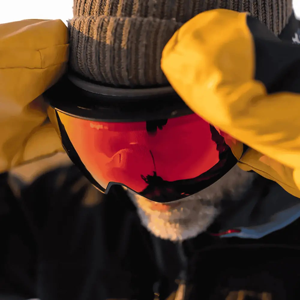 Mies talviaktiviteeteissa Bright Equipment -magneettilaseilla (REVO-linssi) – premium-henkilöstölahja