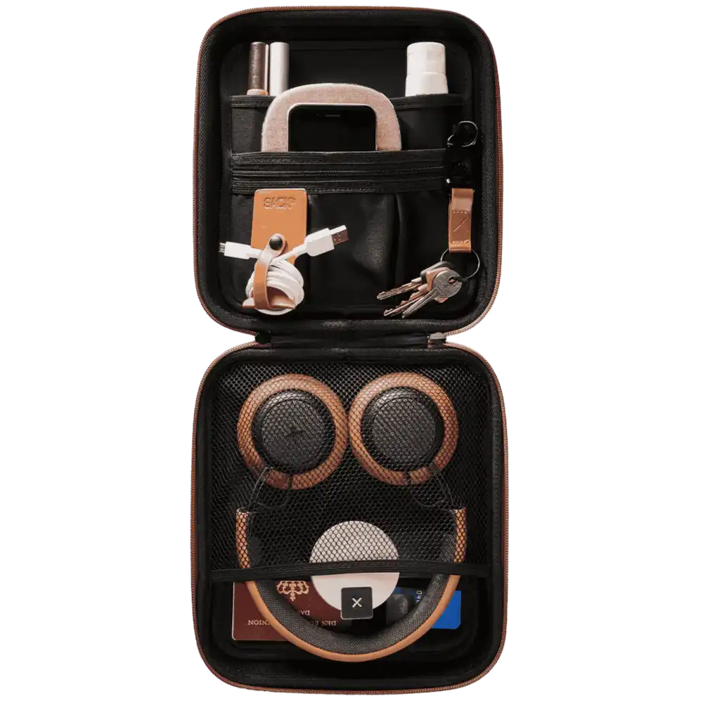 Avattu SACKit CARRYit monitoimikotelo näyttää yhdeksän säilytystaskuaan