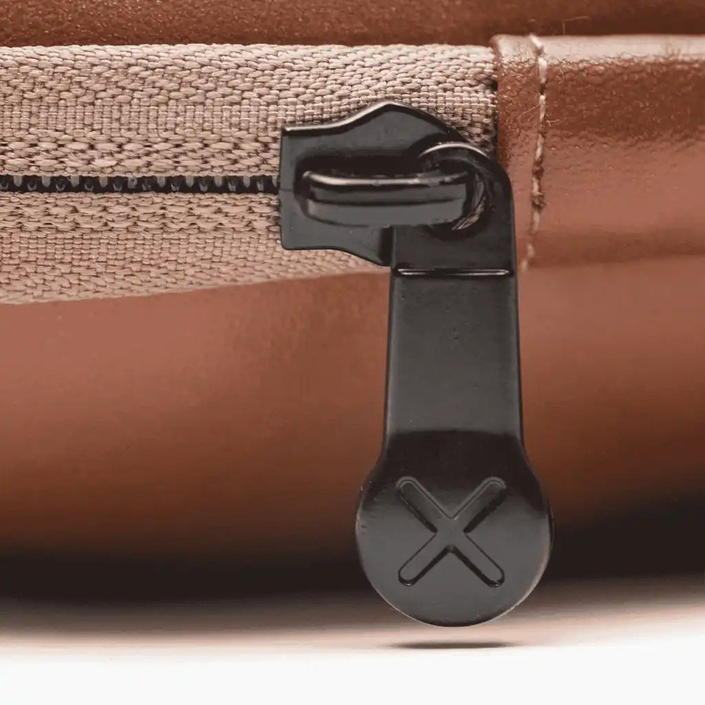 Lähikuva SACKit CARRYit kotelon laadukkaasta PU-nahkapinnasta ja designista