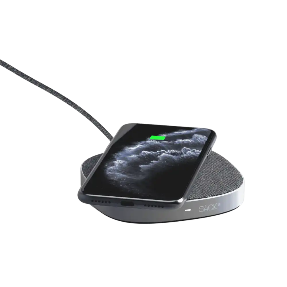 SACKit CHARGEit Dock Care lataamassa Àlypuhelinta langattomasti (10W Qi)