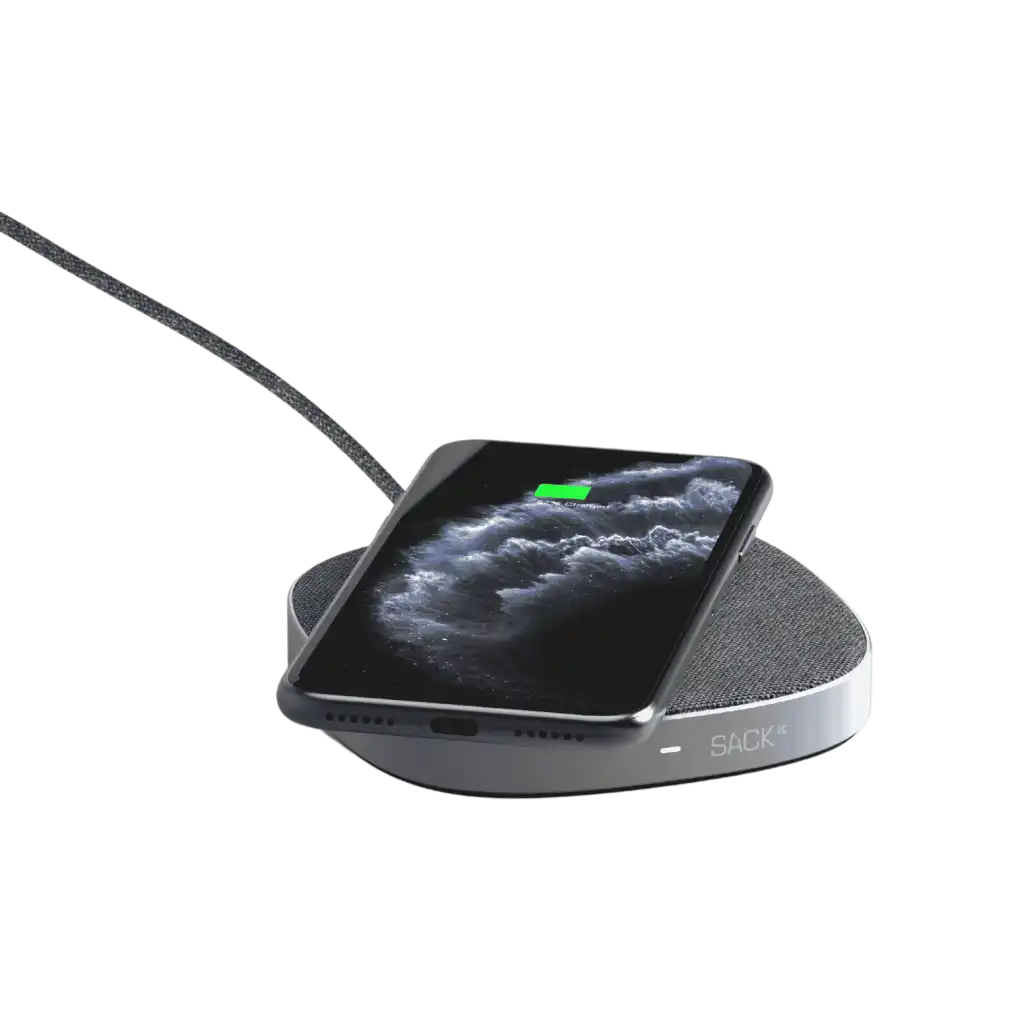 SACKit CHARGEit Dock Care lataamassa älypuhelinta langattomasti (10W Qi)