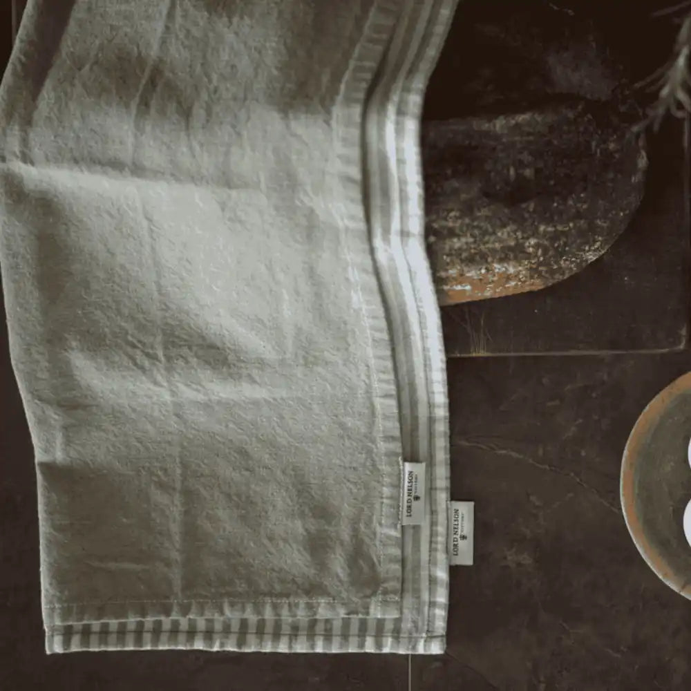 Vihreä Lord Nelson Victory keittiöpyyhe käytössä leipäkorin peitteenä – kaunis ja hyödyllinen lahja