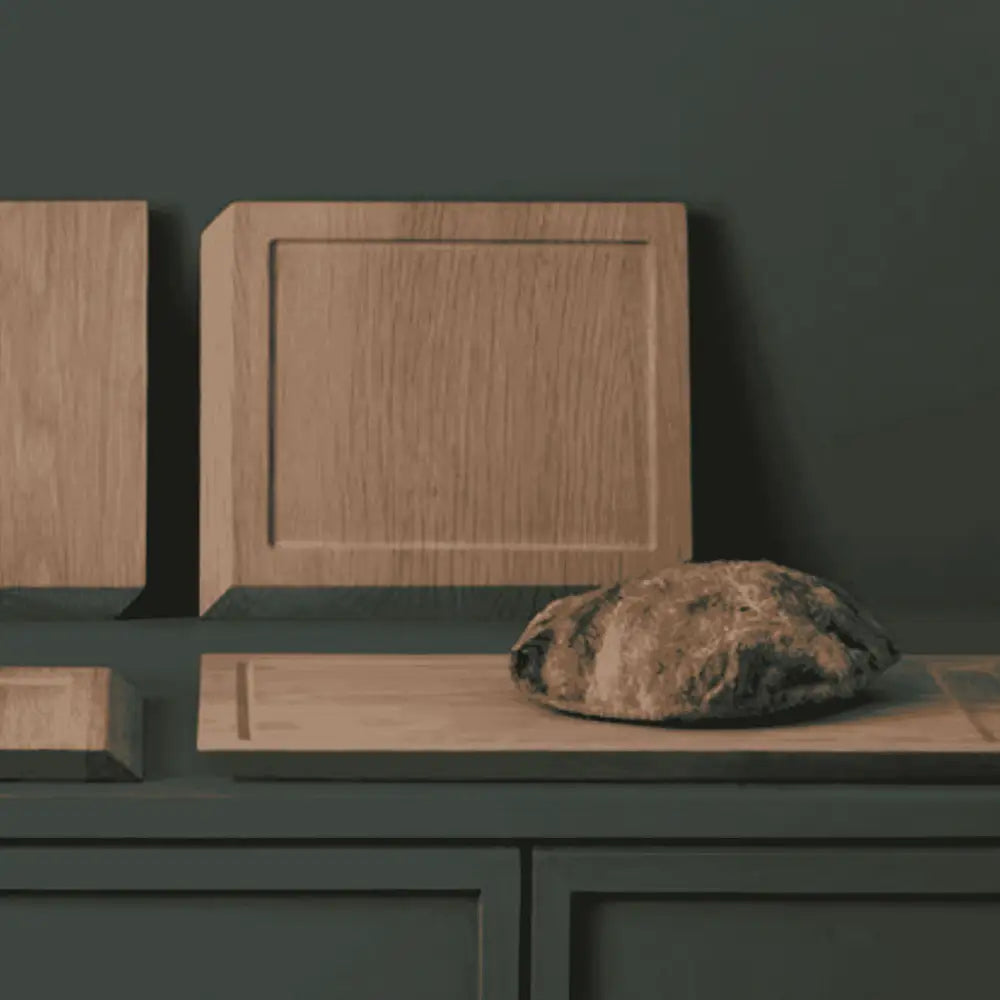 Ekta Living tammileikkuulaudat (iso ja pienemmät koot) tarjoiluvalmiina leivän kera – upea yrityslahjasetti