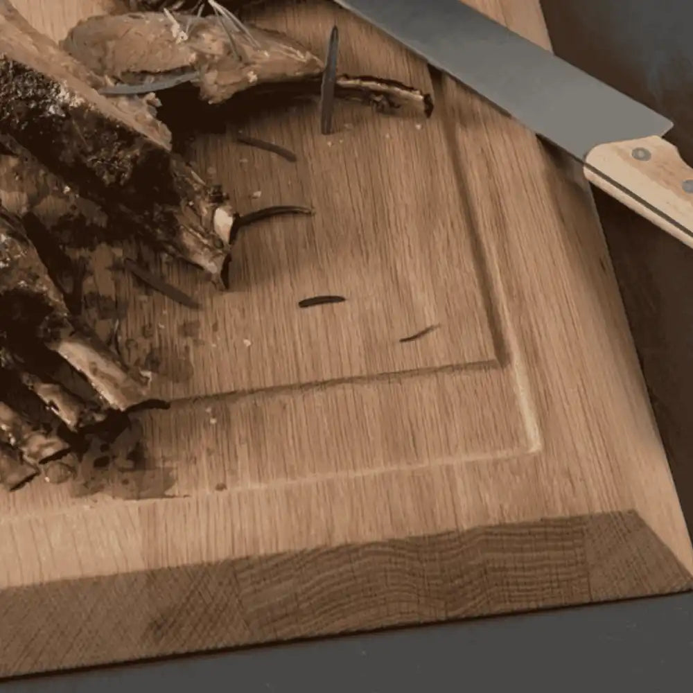 Lähikuva Ekta Living tammileikkuulaudasta: mehevää lihaa leikattuna, tammen kaunis syykuvio näkyvillä