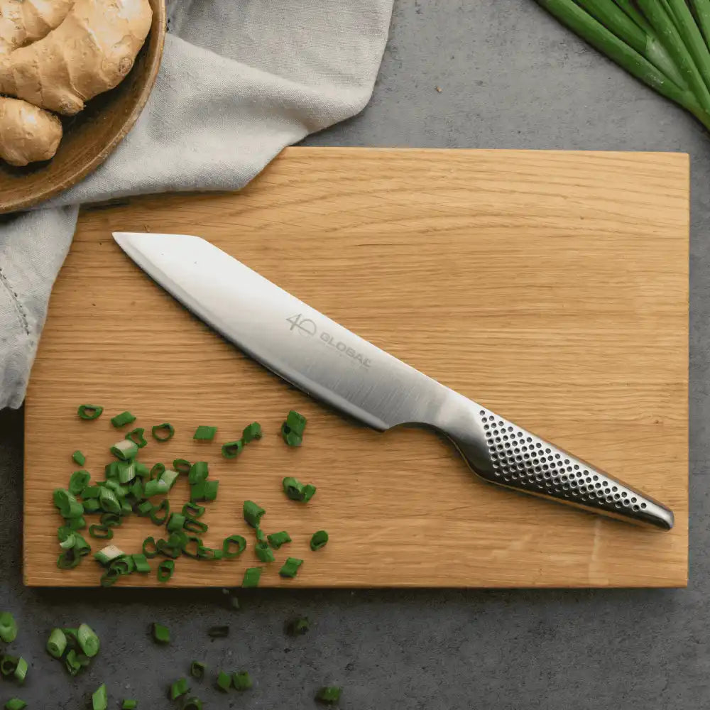 Lahjaksi saatu Global 40v Kiritsuke -veitsi käytössä purjon pilkkomiseen