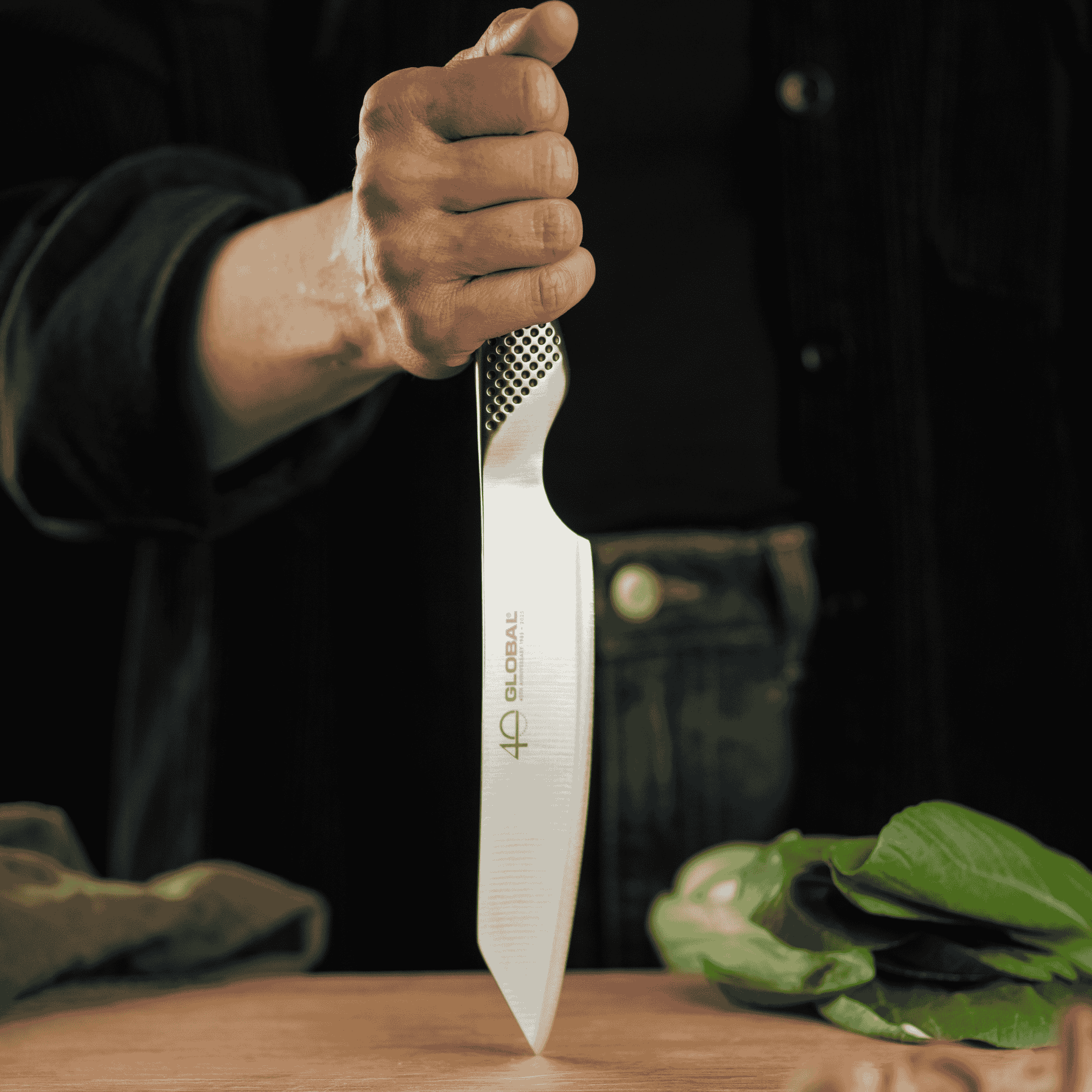 Tyylikäs asetelma: Global 40v Kiritsuke -veitsi ja tammileikkuulauta premium-lahjana