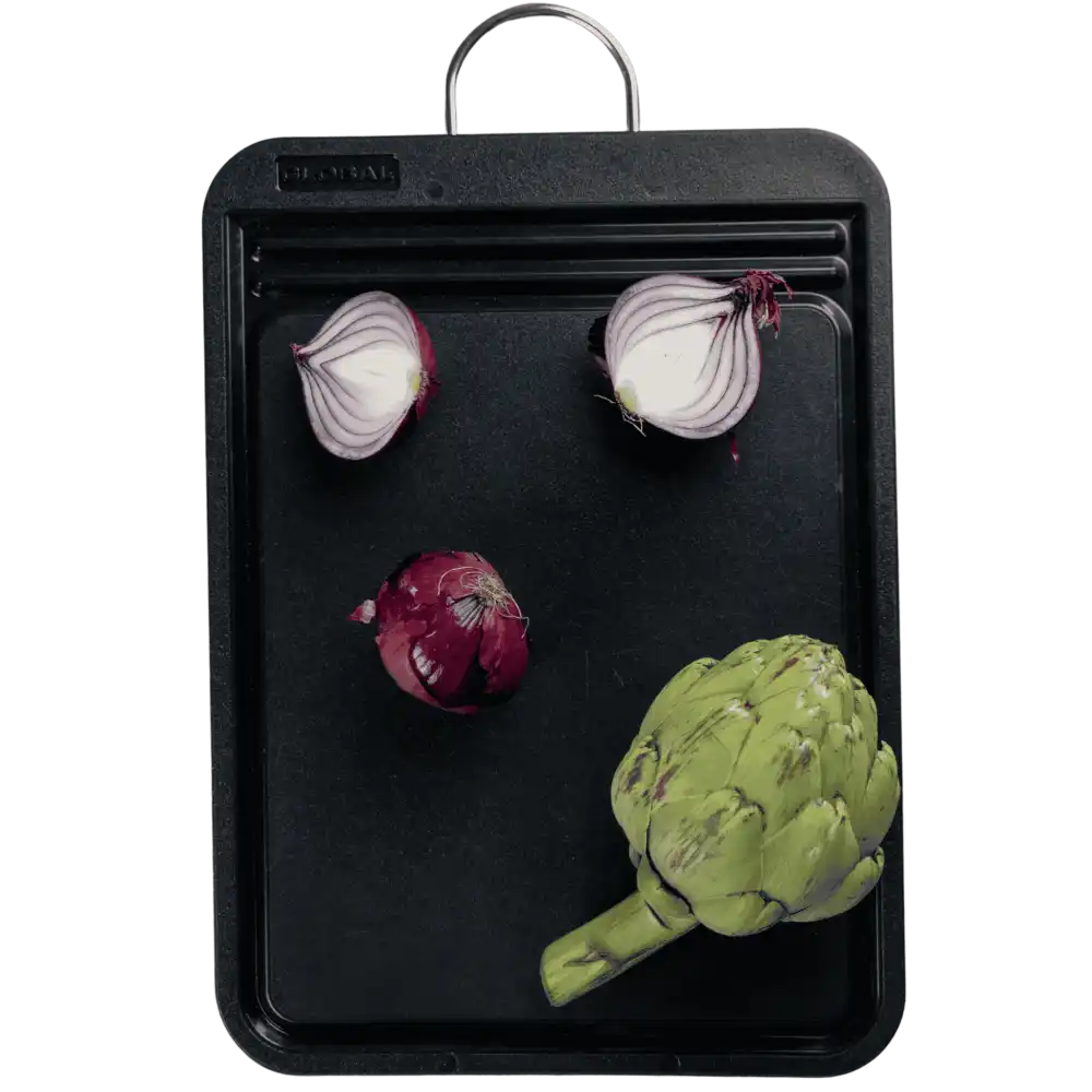 Global muovileikkuulauta käytössä vihannesten pilkkomiseen