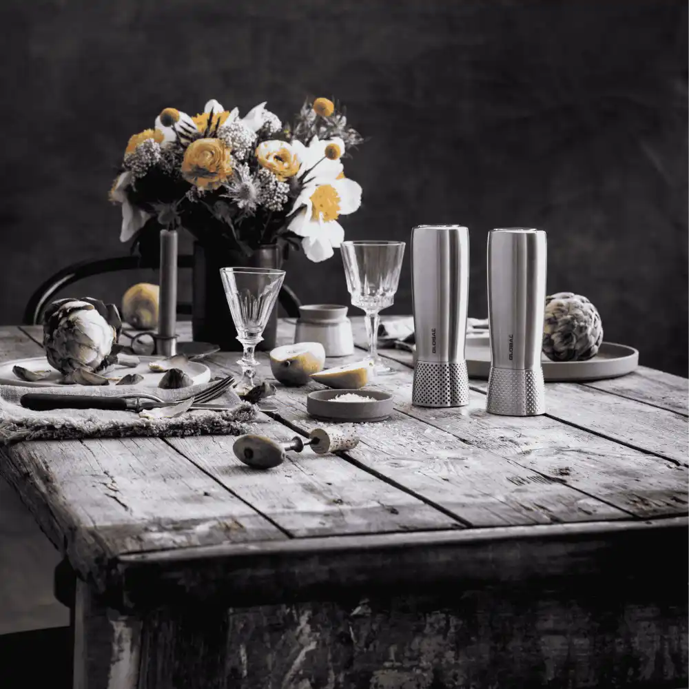 Tyylikäs Global myllysetti käytössä ruokapöydällä – laadukas henkilöstölahja