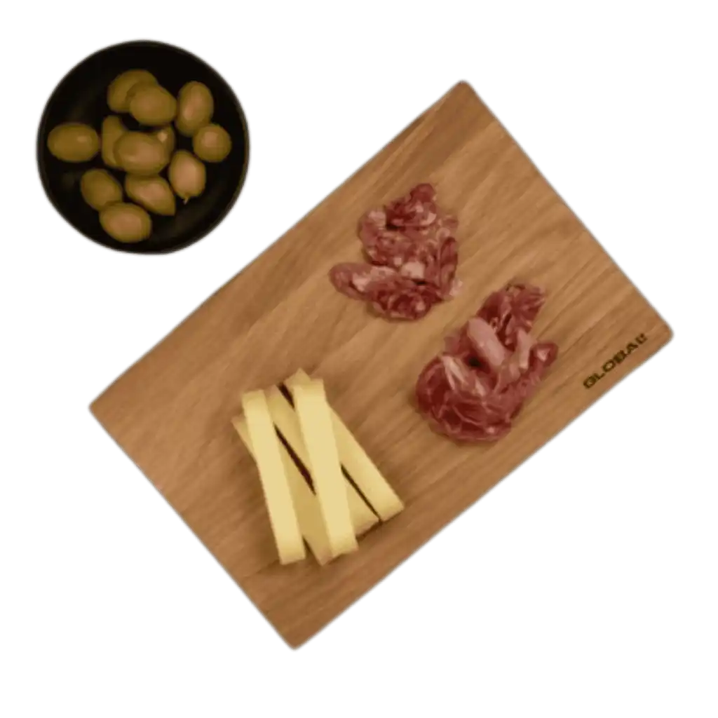 Global tammileikkuulauta (30cm) käytössä tarjoilualustana juustoille ja lihalle