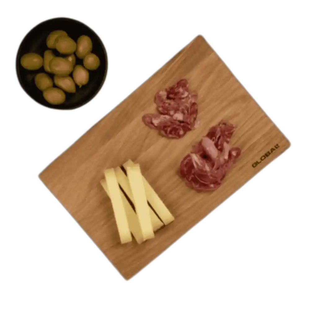 Global tammileikkuulauta (30cm) käytössä tarjoilualustana juustoille ja lihalle