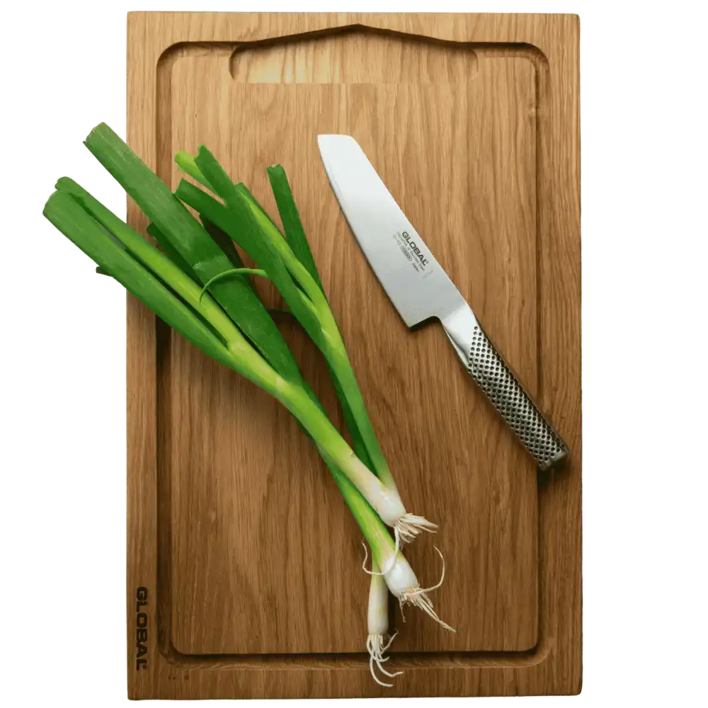 Global tammileikkuulauta käytössä Global-veitsen ja purjosipulin kanssa