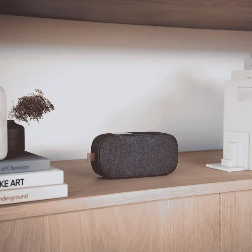 SACKit Go 300 kannettava radio ja kaiutin kodin pöydällä