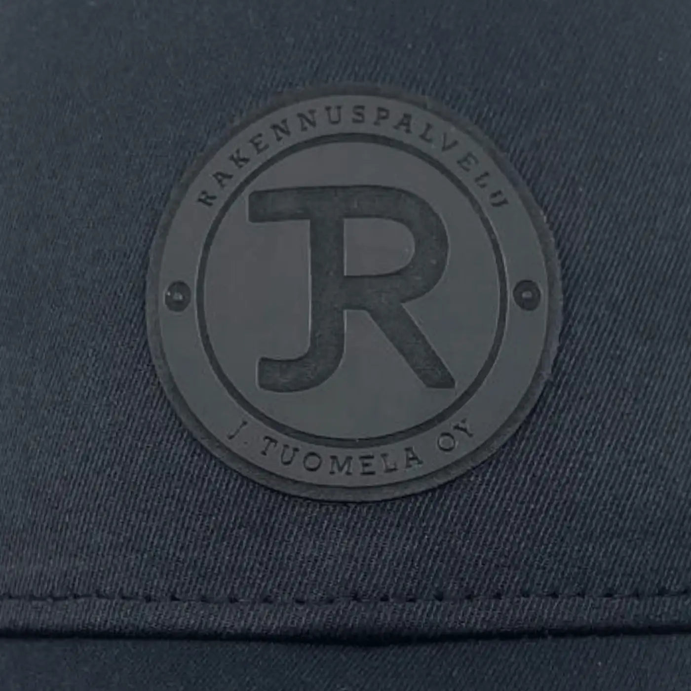 Lasermerkattu merkki lippikseen – mattamusta ommeltu merkki (lippis omalla logolla)