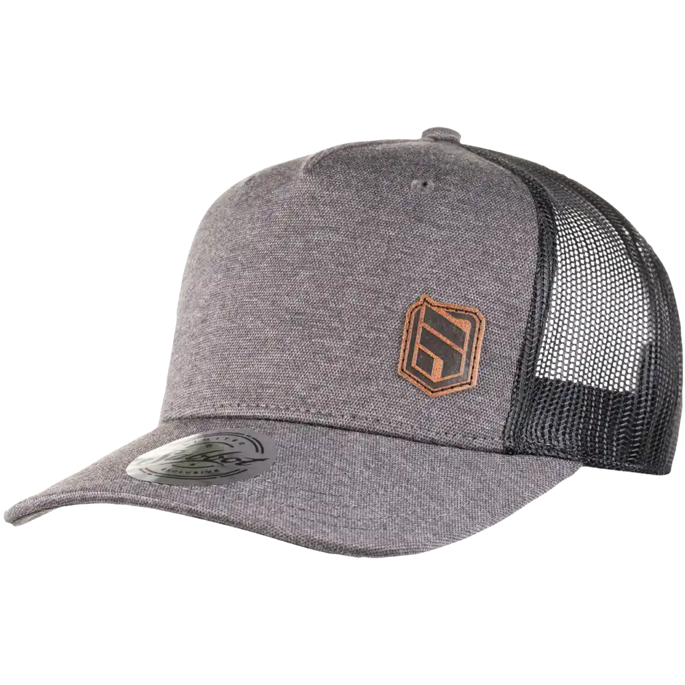 Esimerkki nahkamerkistä lippalakissa omalla logolla