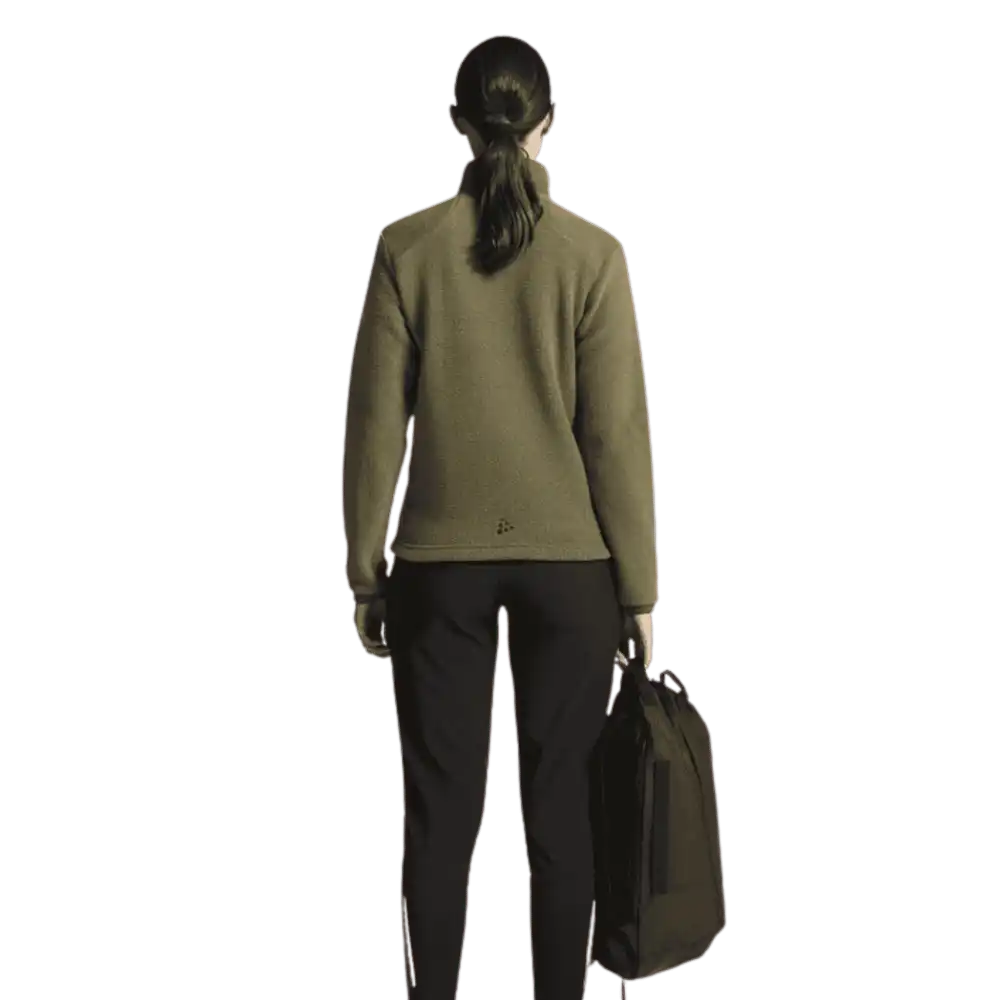 Craft ADV Explore Pile Fleece Jacket W Rift – naisen päällä takaa kuvattuna, lämmin teddy-fleece omalla logolla