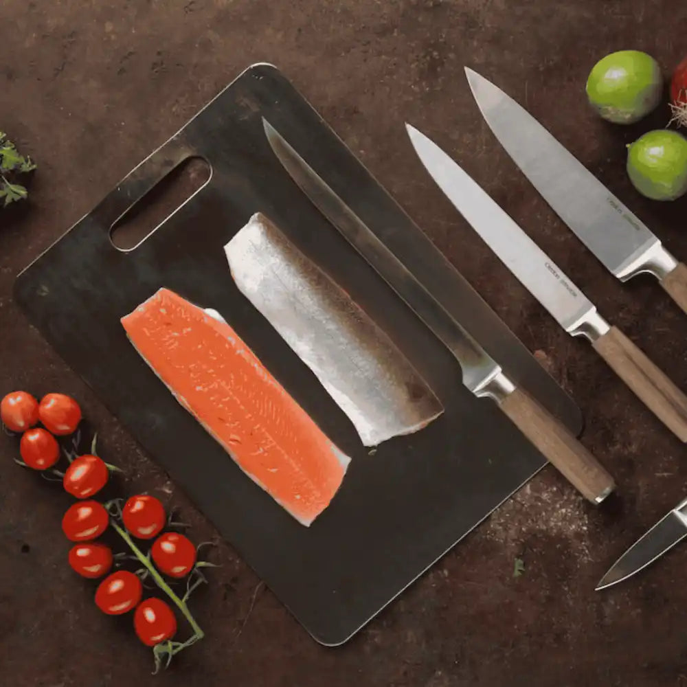 Fileroitu lohi Orrefors Jernverk terästarjoilualustalla – helppo puhdistaa ja antibakteerinen