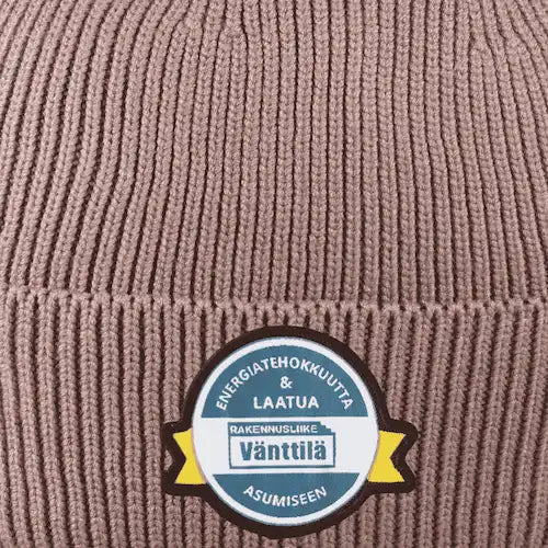 Pipo omalla logolla – kudottu kangasmerkki ommeltuna pipoon, tarkka logo ja selkeä teksti