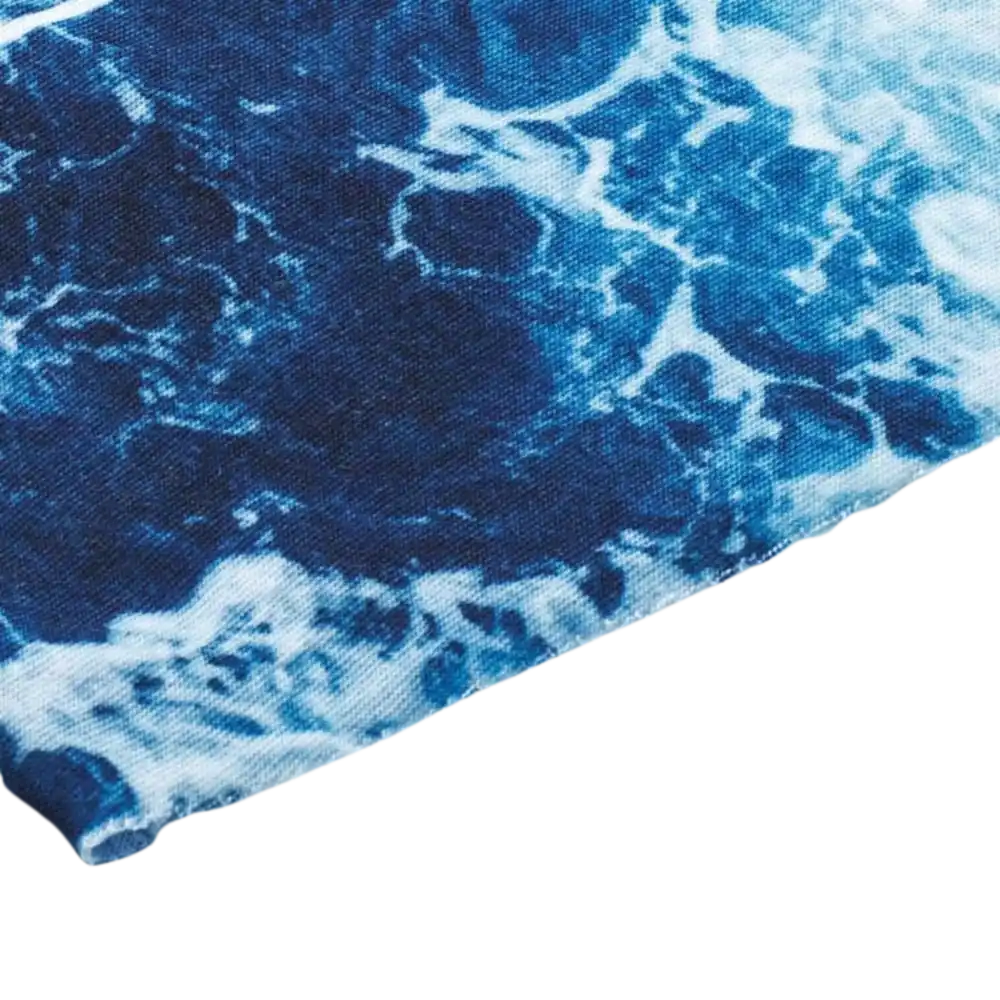 Lähikuva edullisen perus-tuubihuivin 140gsm polyesterikankaasta.