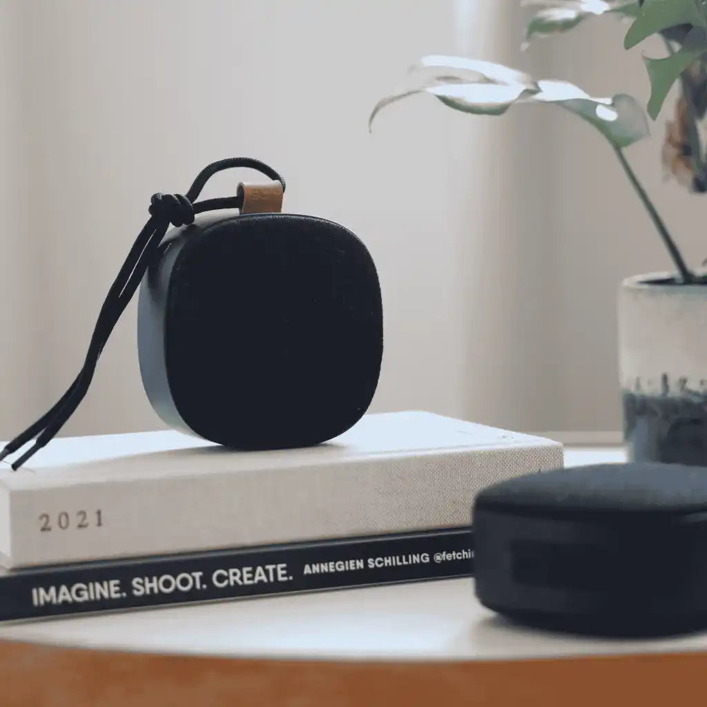 Kannettava SACKit Go 200 Care -kaiutin pöydällä, tyylikäs ja vastuullinen yrityslahja