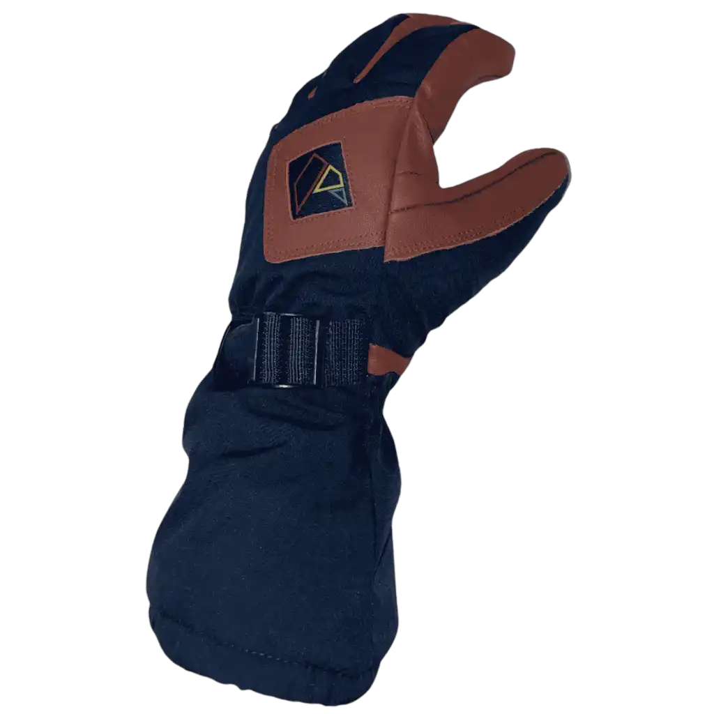 Bright Equipment Sapmi Edition -sormikkaan vasen käsi sivusta, näkyvissä MagSnap-kiinnitys ja rannekiristys